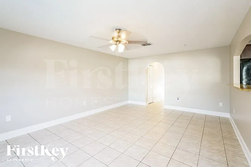 4 bed, 2.5 bath, 1927 sqft, $2,575 — Photo 3