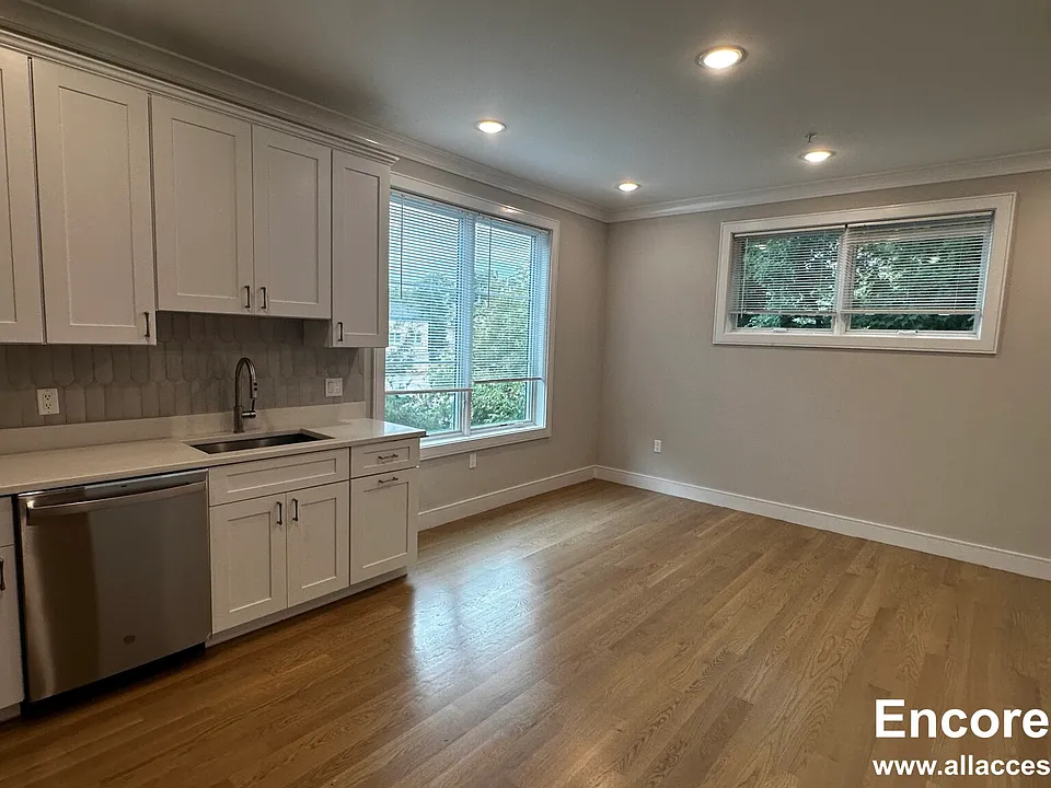 104 Warren St #8