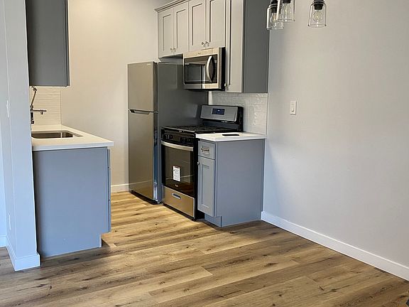 4th image of 542 1/2 S Hobart Blvd #21