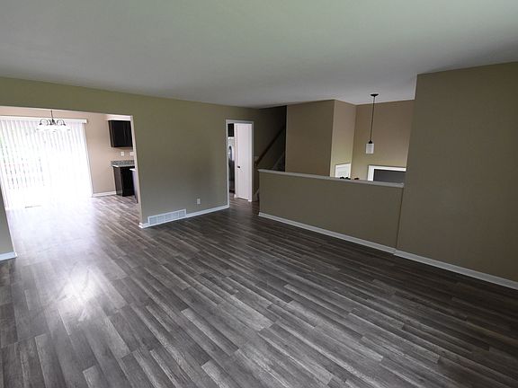 3rd image of 423 Sunrise Ln