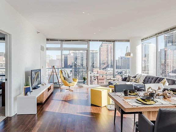 2nd image of 547 S Clark St #1119