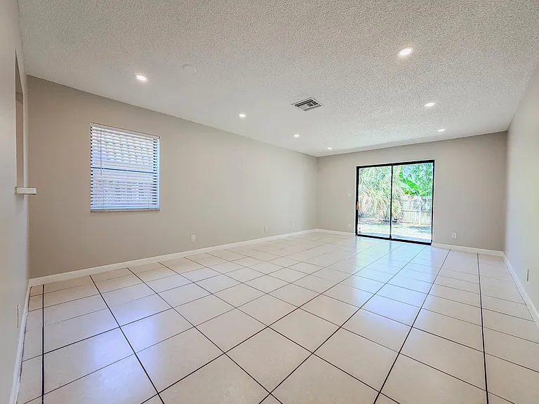 3148 N Dixie Hwy — Photo 5