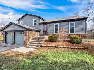 1001 Bear Paw Ct, Carol Stream, IL 60188