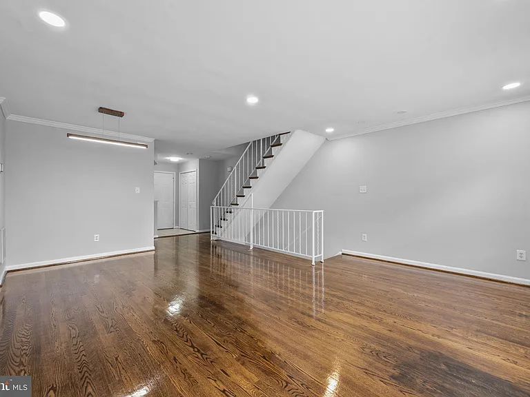 2035 S Glebe Rd — Photo 16