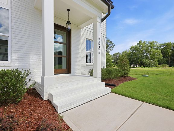 3rd image of 5865 Carriage Gate Dr