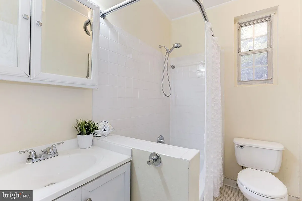 Building Photo - 3051 Idaho Ave NW #101