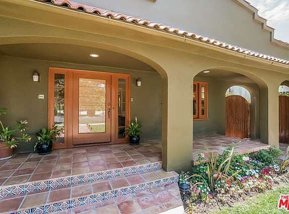 2nd image of 646 N Cahuenga Blvd