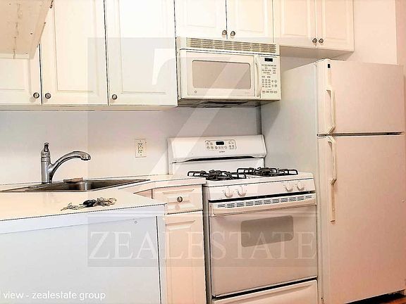 2nd image of 495 12th St APT 3R