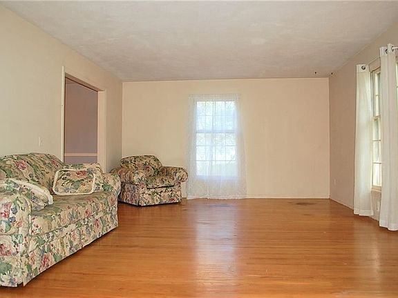 3rd image of 6 Briar Way