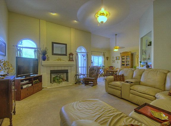 2nd image of 707 Oak Hollow Dr