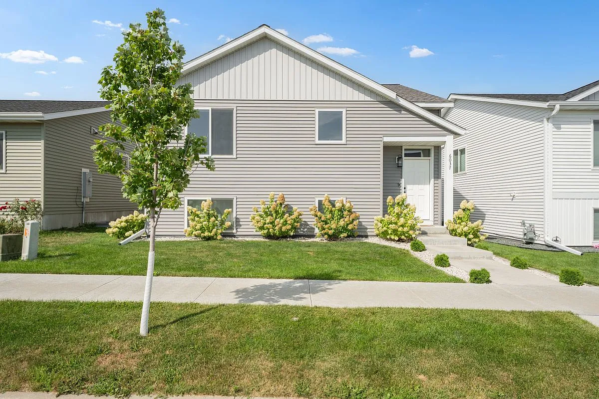2 bed, 2.0 bath, 1179 sqft, $2,400 — Photo 3