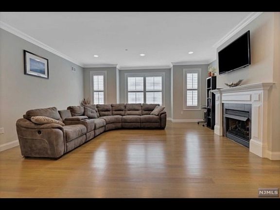 3rd image of 33 Stuyvesant Ave Unit B