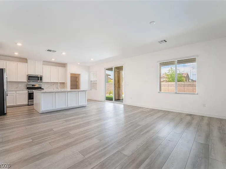 3952 Henny Ave — Photo 8