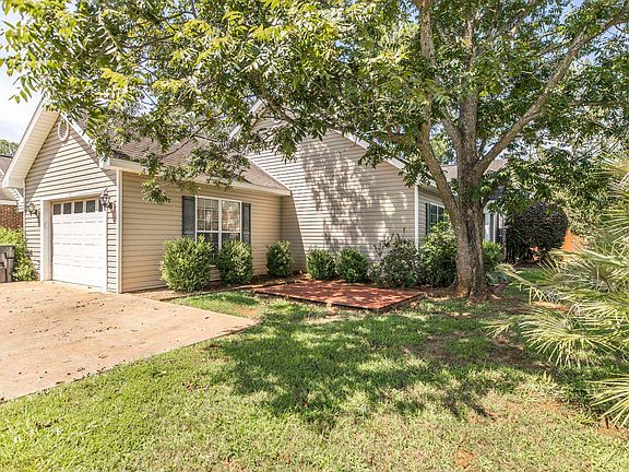 3rd image of 102 Rolling Woods Cir