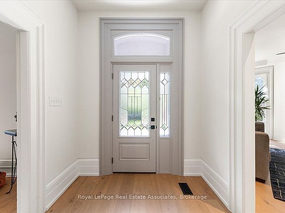 4th image of 52 Cameron St E
