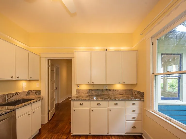 2415 W 16th St — Photo 19