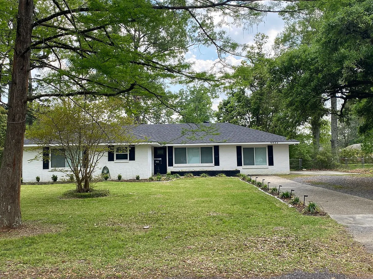 Building Photo - 9922 N Parkview Dr