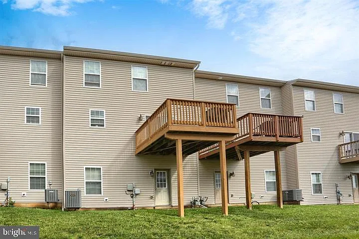 3 bed, 2.5 bath, 2096 sqft, $2,150 — Photo 2