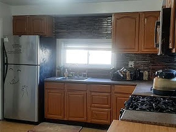 2nd image of 1436 Eggert Pl