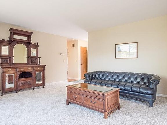 4th image of 980 Club House Dr