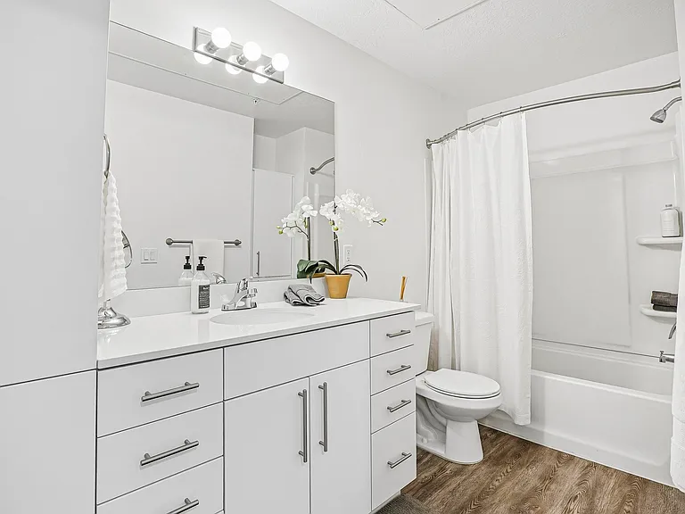 Rockpoint Apartments — Photo 8