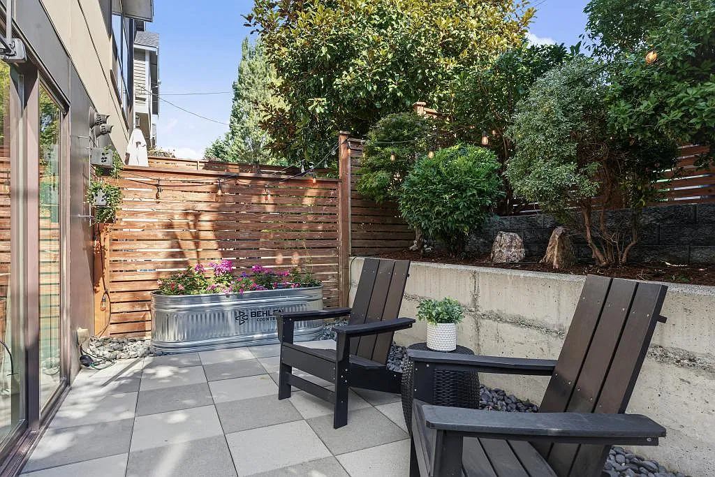 6534 42nd Ave. SW #B - 3 bedrooms — Photo 3