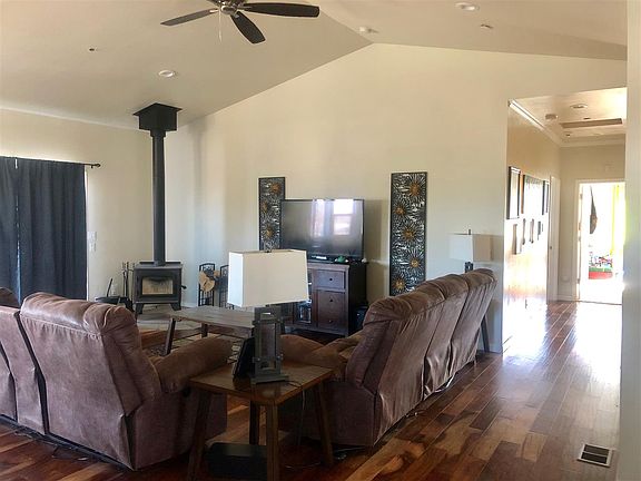 3rd image of 454 Woodridge Ct