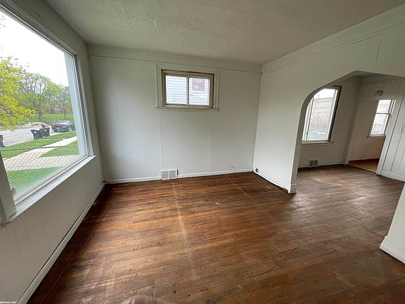 3rd image of 10411 Sterritt St