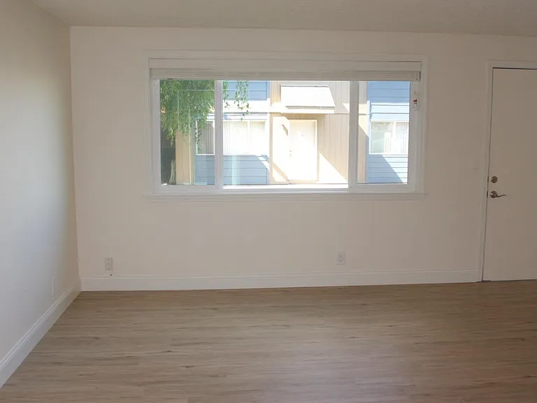 225 SW Kalmia St #A — Photo 4