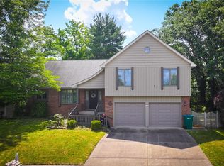 1225 W Pineview Ct, Decatur, IL 62526