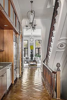 4th image of 113 E 35th St