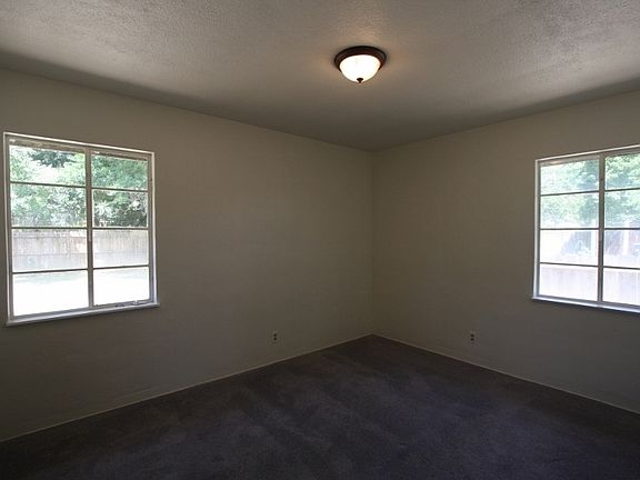 3rd image of 1025 E Saginaw Way