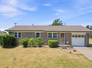 1050 N Douglas Ave E, Sand Springs, OK 74063
