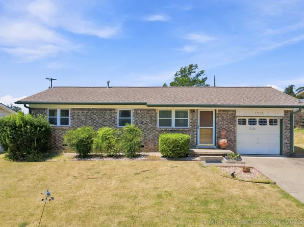 1050 N Douglas Ave E, Sand Springs, OK 74063
