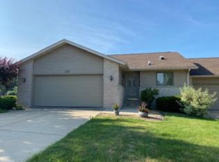 1911 Mustang Ct, Freeport, IL 61032