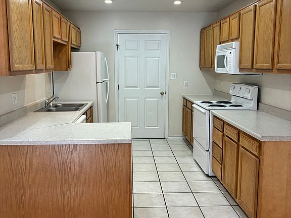 3rd image of 726 W 17th Ln APT 3