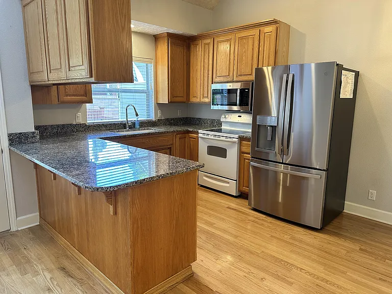 330 E College St — Photo 37