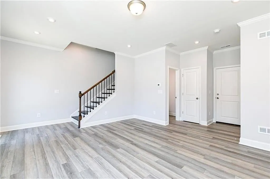 3 bed, 3.5 bath, 2000 sqft, $2,300 — Photo 2