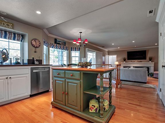 3rd image of 136 Zinfandel Cir
