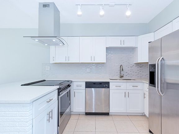 5th image of 2551 NE 10th St