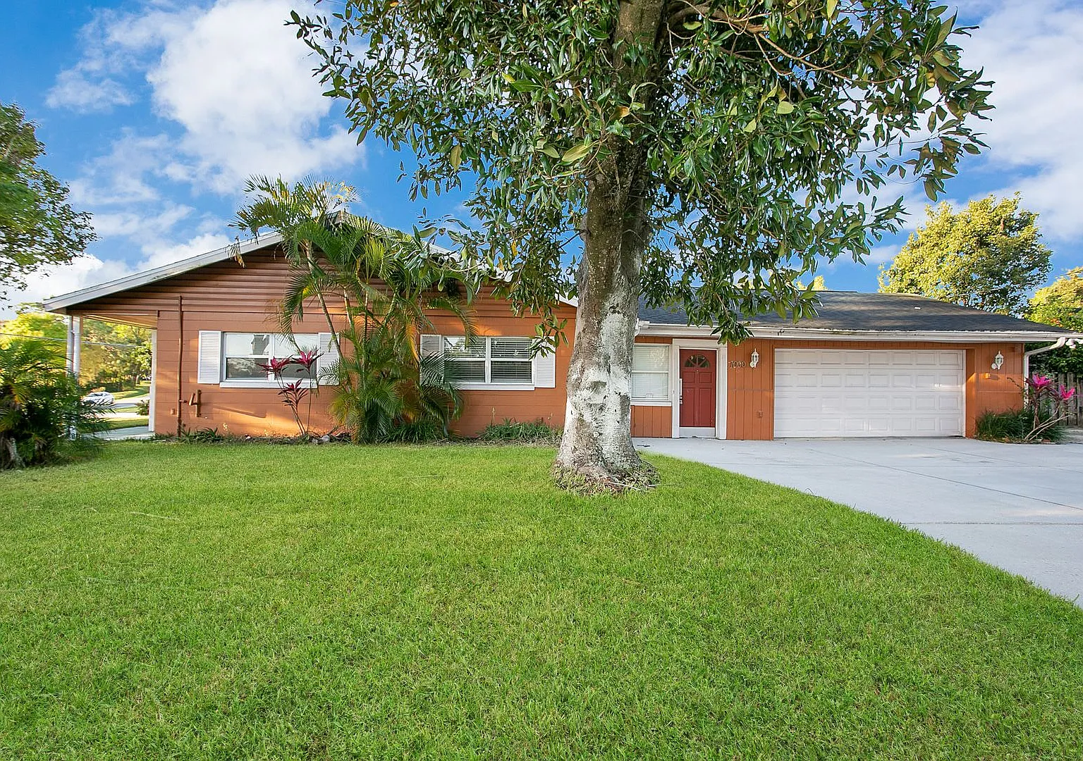 3 BR / 2 BA Pool Home In Lake Cane Hills — Photo 1