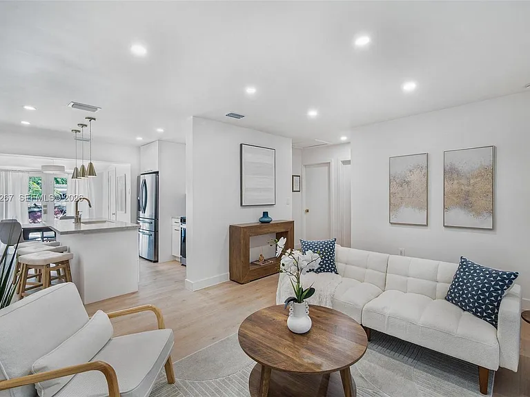 12325 NE 11th Pl — Photo 3