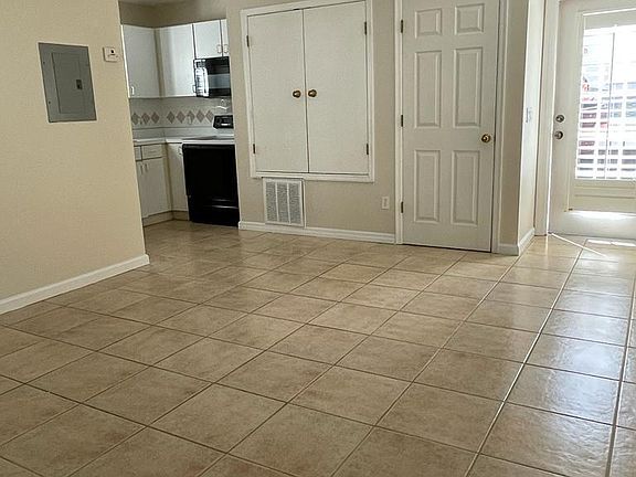 4th image of 581 Campus St #B