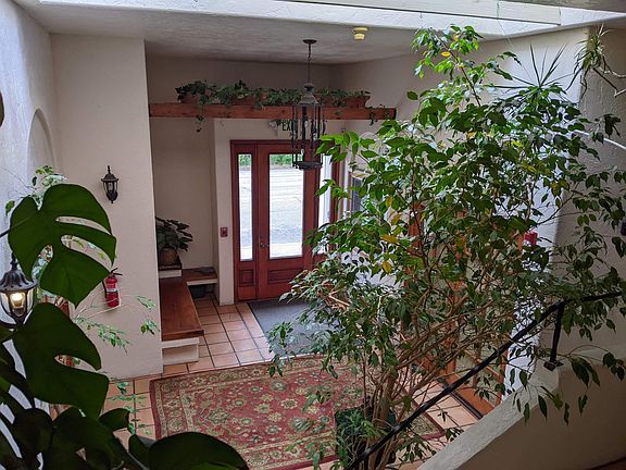 2nd image of 612 N Mount Shasta Blvd