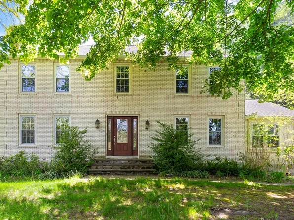 4 Dix Rd, Franklin, MA 02038