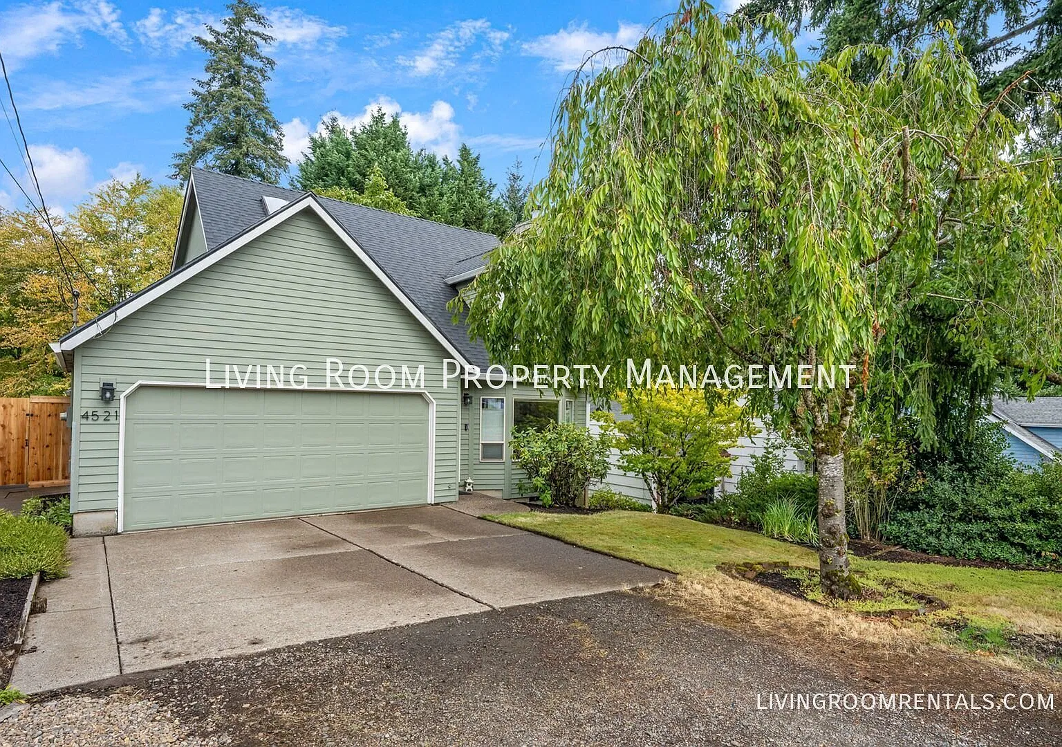 A Peaceful SW Portland Retreat with a Fenced Backyard, Deck & Room to Spread Out — Photo 2