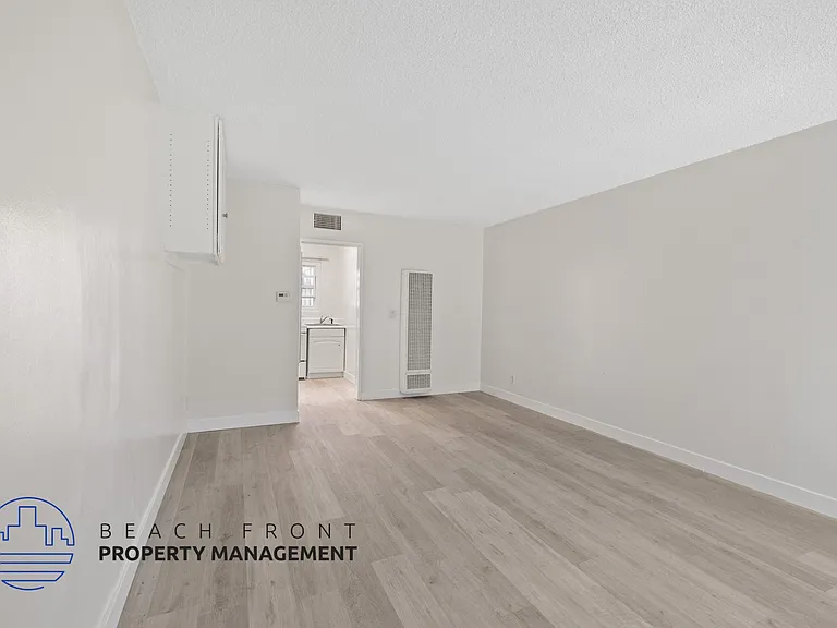 631-635 Grevillea Ave. — Photo 5