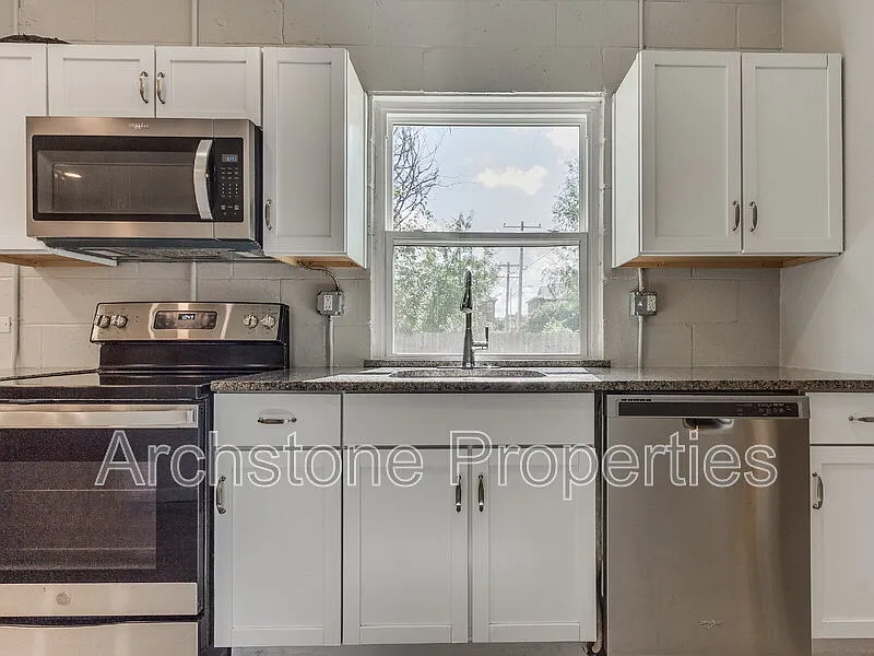 1 bed, 1.0 bath, 704 sqft, $800 — Photo 2