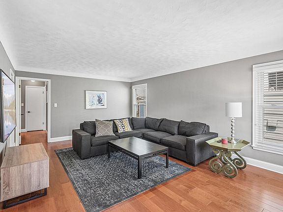 5th image of 881 Hyacinth Ave E