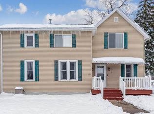 915 Young St, Jesup, IA 50648